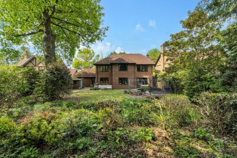 Dartnell Court, West Byfleet, KT14