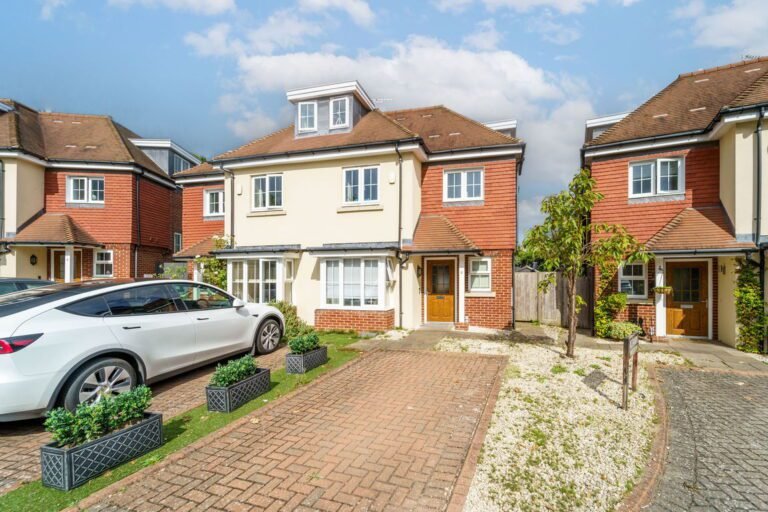 Highfield Park, Row Town, KT15