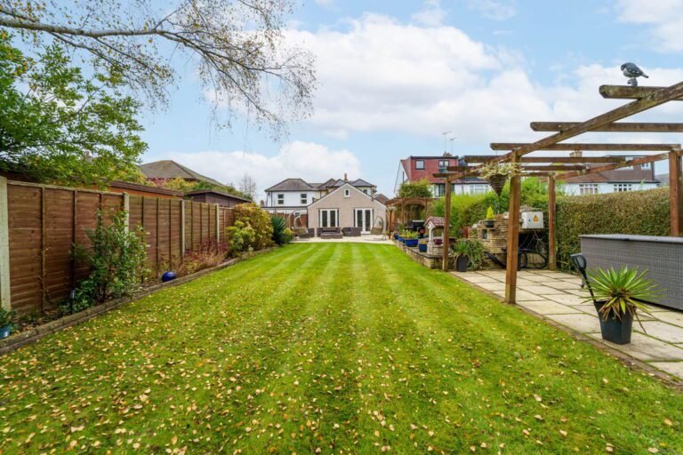 Common Lane, New Haw, KT15