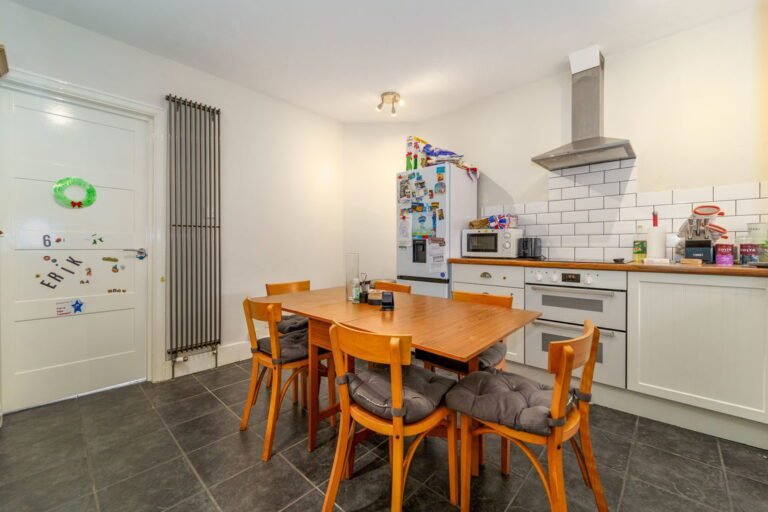 Old Woking Road, West Byfleet, KT14