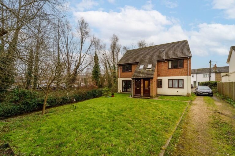 Victoria Road, Addlestone, KT15