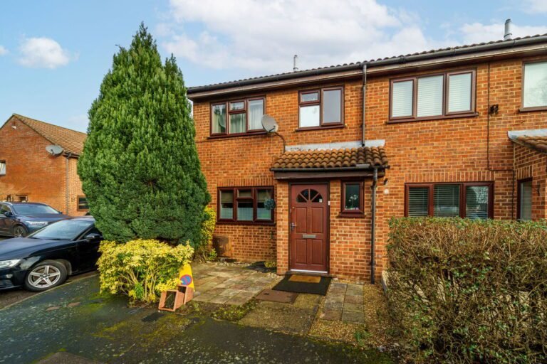 Chuters Close, Byfleet, KT14