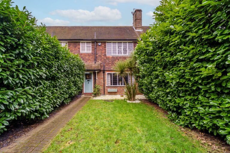 High Road, Byfleet, KT14
