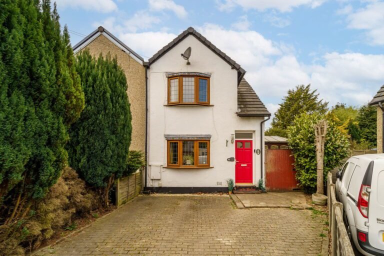 Petersham Avenue, Byfleet, KT14