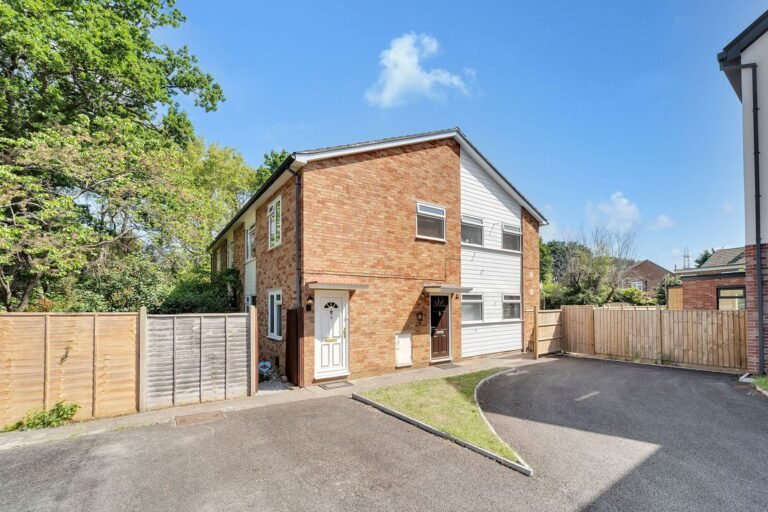 Byfleet Road, New Haw, KT15