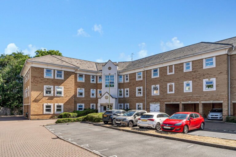 International Way, Sunbury-on-Thames, TW16