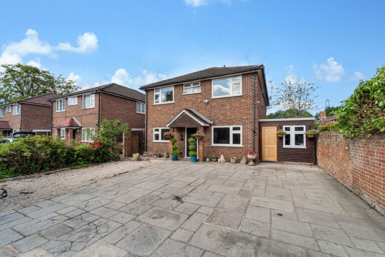 Wey Court, New Haw, KT15