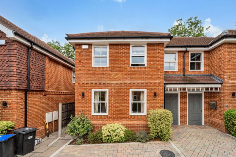 Warrens End, Row Town, KT15