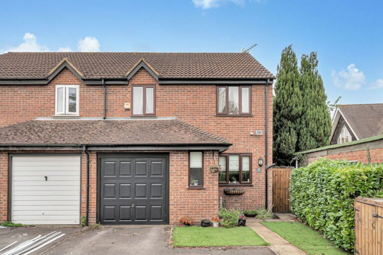 Bates Walk, New Haw, KT15