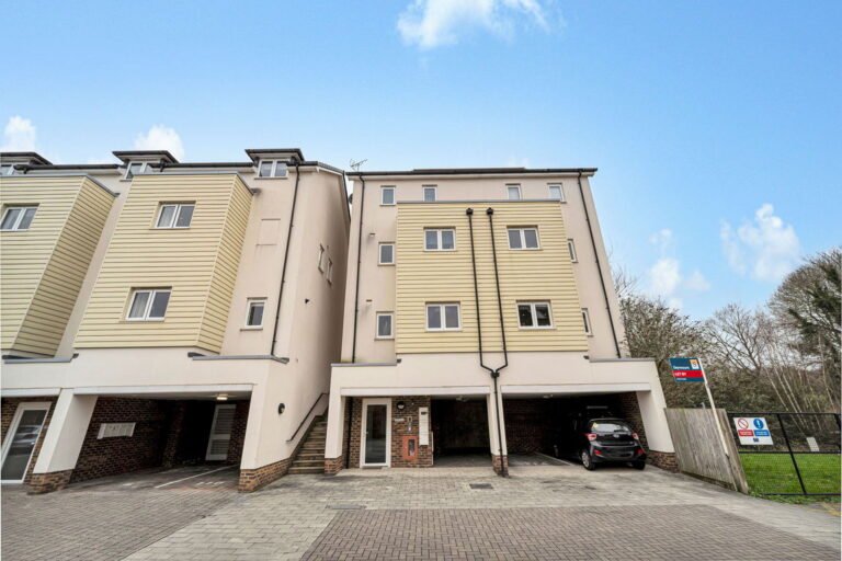 Pyle Close, Addlestone, KT15