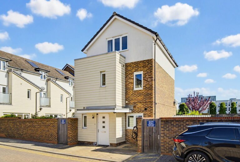 Pyle Close, Addlestone, KT15