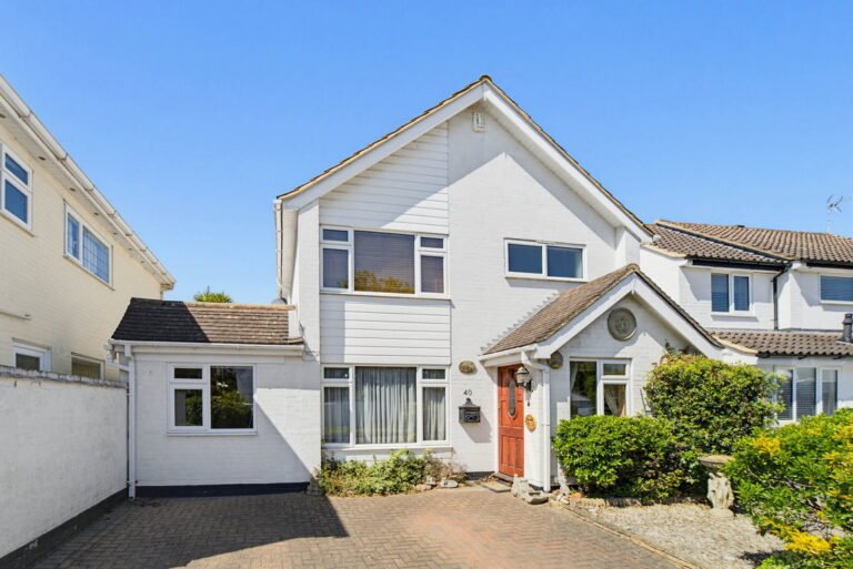 Coombe Drive, Row Town, KT15