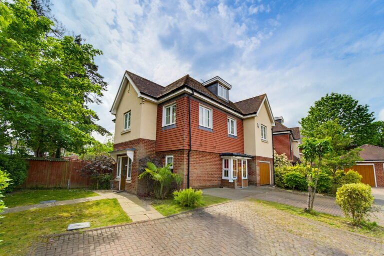 Highfield Park, Row Town, KT15