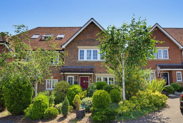 Doresa Close, Row Town, KT15