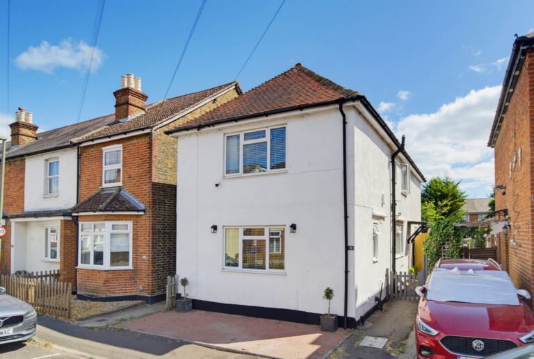 Chertsey Road, Byfleet, KT14
