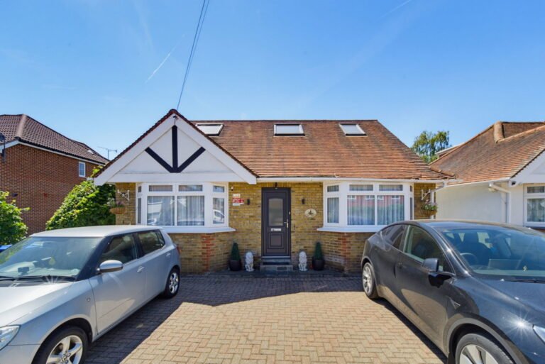 Pinewood Grove, New Haw, KT15